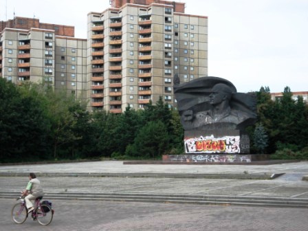 Monument ter ere van de voortdurende strijd van het Proletariaat tegen het Kapitaal in de buitenwijk Prenslauer Berg van (Oost-)Berlijn.